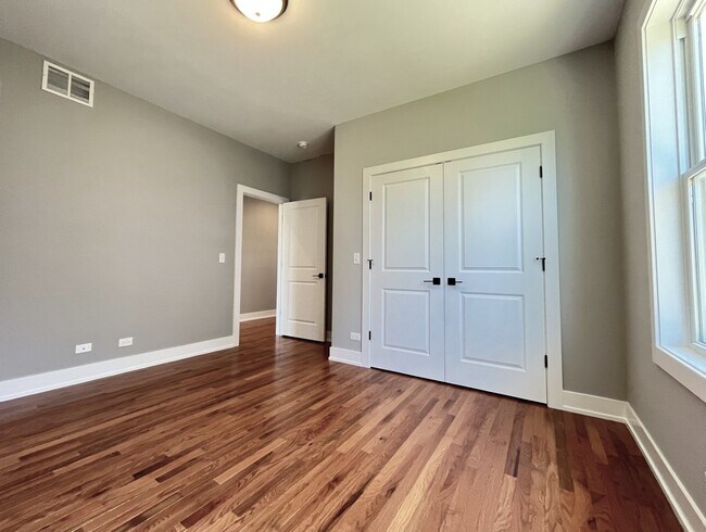 Building Photo - 970 Meadow Ln