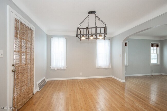 Building Photo - 1718 Maywood Rd