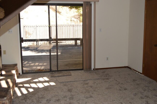 Building Photo - 1005 Drake Ct