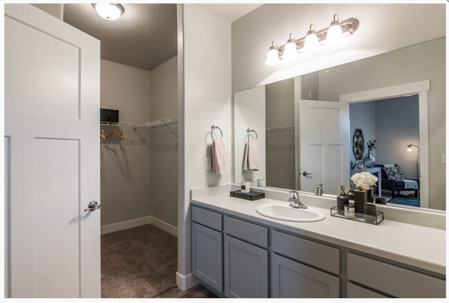 Building Photo - Beautiful 3 Bd, 2 Ba Condo with Garage Parking