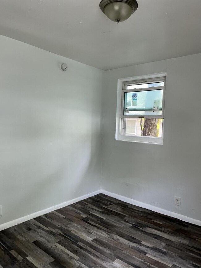 Building Photo - 2 bedroom in Jacksonville FL 32209