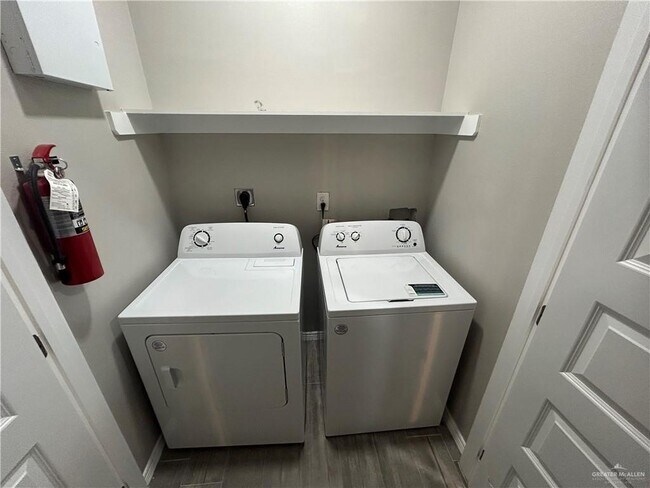 Building Photo - 13 Stauffers St