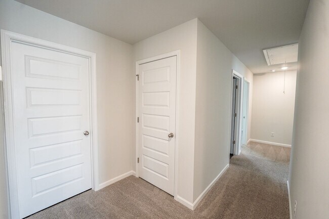 Building Photo - AVAILABLE NOW!