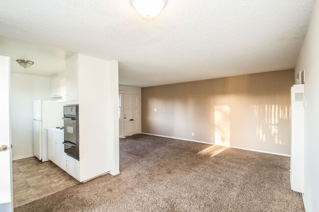 Building Photo - Charming Light Filled Ventura 2 Bd Cottage...