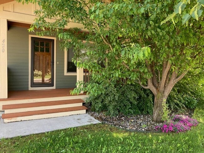 Building Photo - Comfortable Living in the Heart of Valley ...