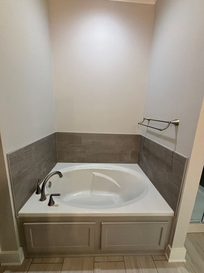 Building Photo - Like new.. GORGEOUS TIBURON BEAUTY.. Close to Barksdale Air Force Base.