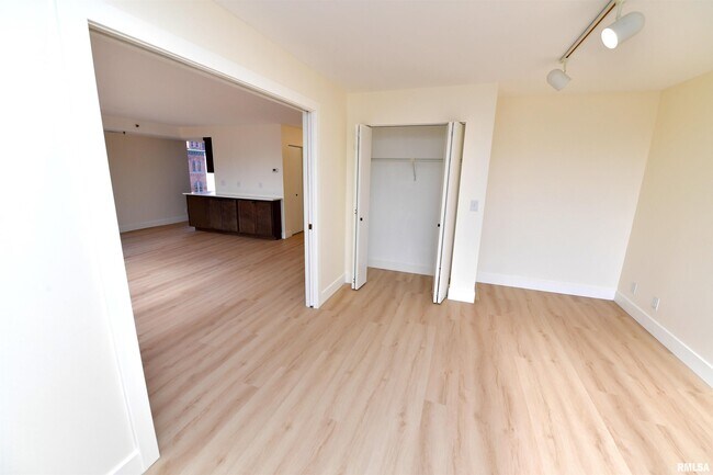 Building Photo - 123 SW Jefferson Ave