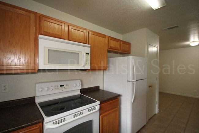 Building Photo - Rent Me Now!