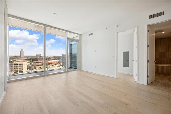 Building Photo - 313 W 17th St