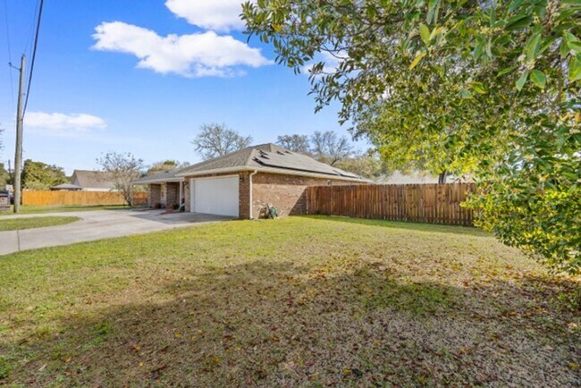 Building Photo - 3BR Smart Solar Home Near Eglin & Hurlburt AFB in Fort Walton Beach!