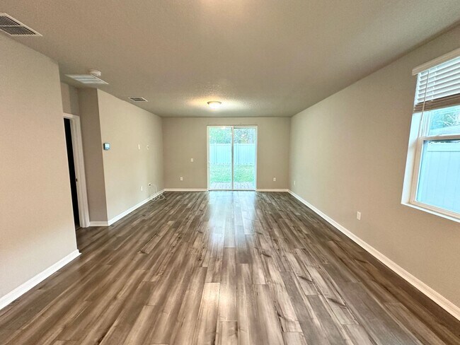 Building Photo - House for rent in Clermont in a convenience location