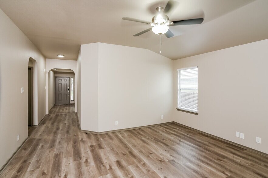 Building Photo - 316 Hummingbird Dr