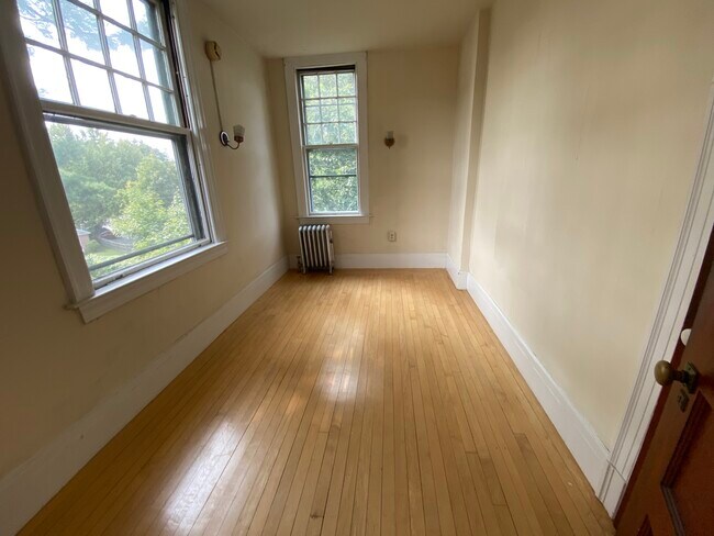 Building Photo - 267 Crescent St