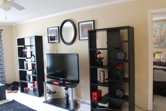 Building Photo - 2BD/ 2BA Condo with New Carpet & Community Pool!