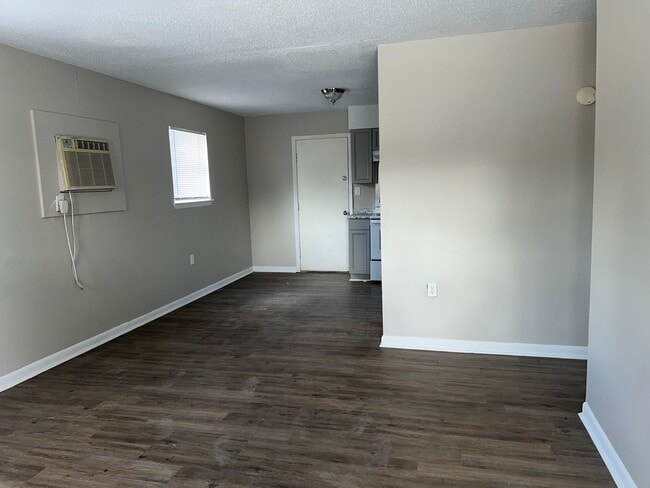 Building Photo - 2 bedroom 1 bath Duplex &  Washer & Dryer ...