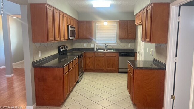 Building Photo - 3700 Dauphine Ct