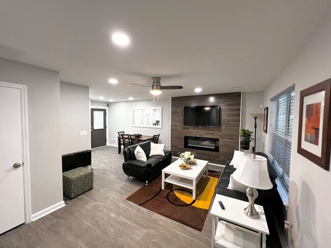 Building Photo - 5569 Pine Gate Dr