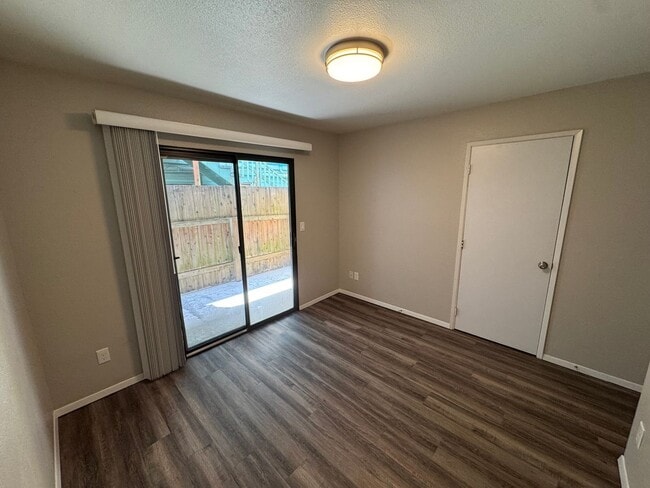 Building Photo - 606 8th St