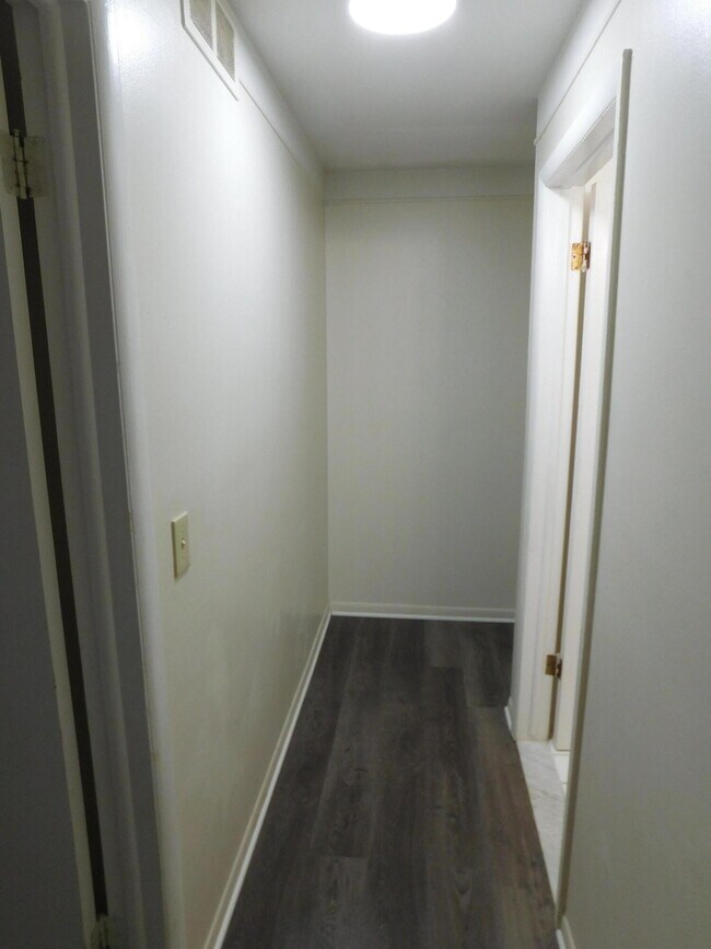 Building Photo - 448 N Fox Hills Dr