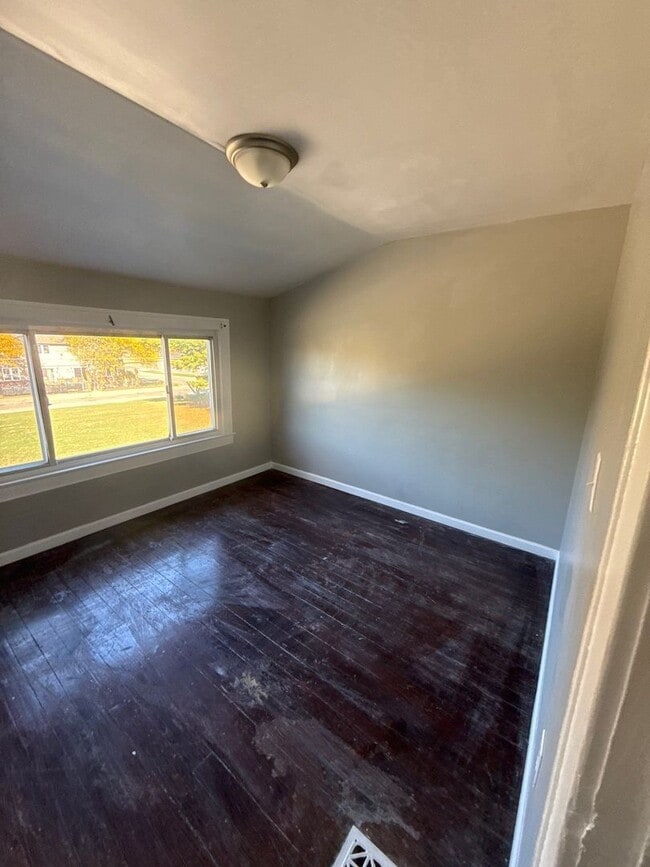 Building Photo - 4 Bedroom 2 Bath Home in Lincoln Park