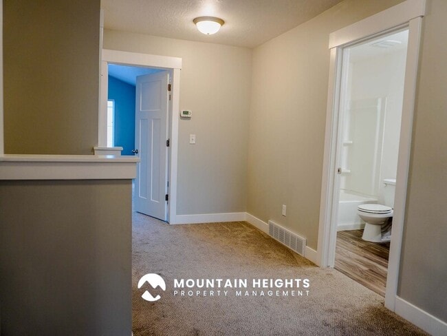 Building Photo - 824 Newfield Dr