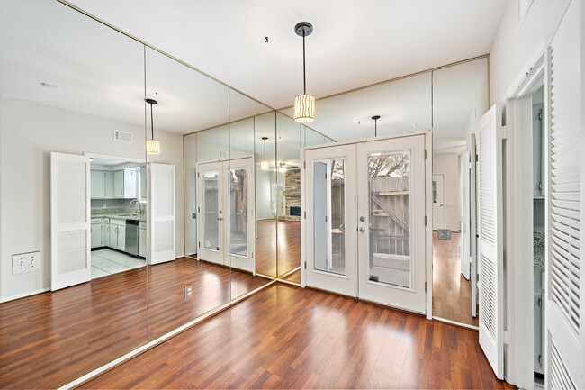 Dining room area - 11710 Southlake Dr