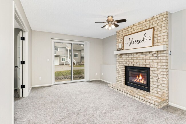 Building Photo - 3 bd, 2 bathroom, 2 car garage two level end unit town home