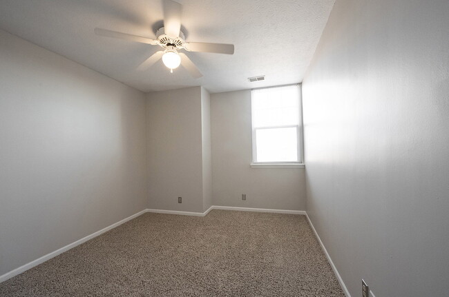 Building Photo - "Spacious 4-Bedroom Retreat with 2.5 Baths...