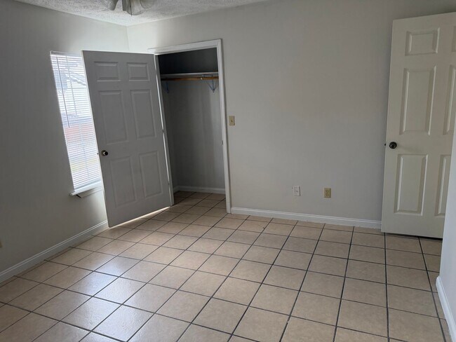 Building Photo - 10556 MS-363