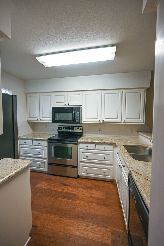 Building Photo - Beautiful 3 bedroom 2 bath Runaway Bay,  TX