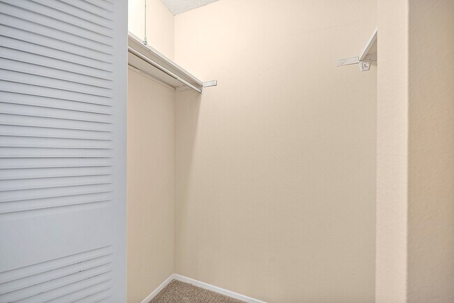 Building Photo - North Tacoma Condo Living | 2 Bed, 1.5 Bath End-Unit | Great Amenities!