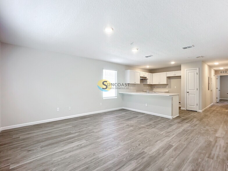 Building Photo - 6451 Breezy Oaks Wy