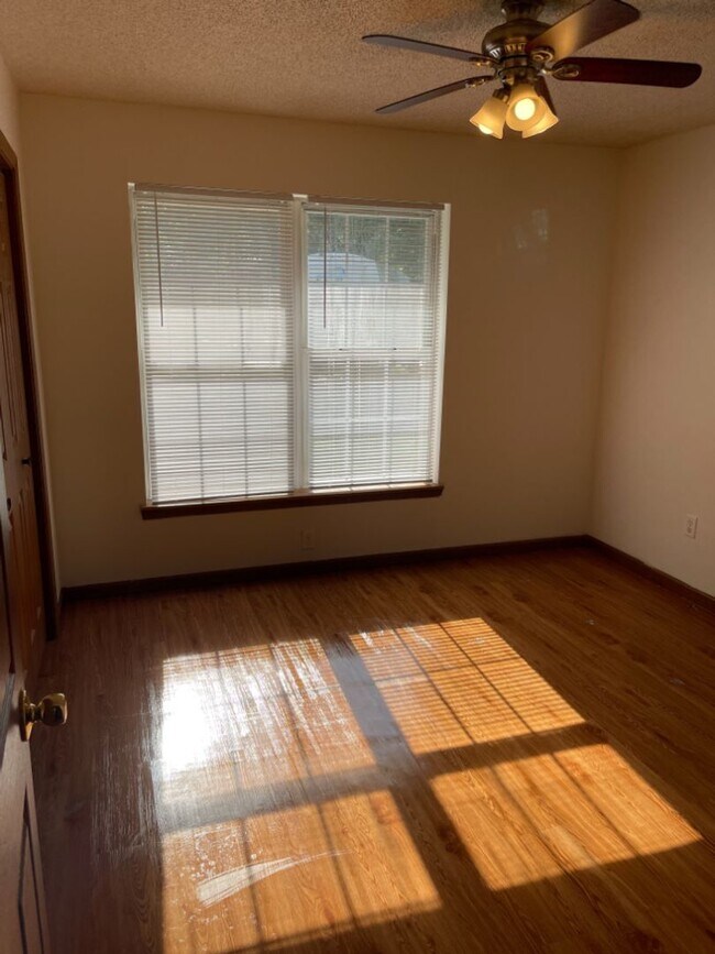 Building Photo - 2BR/2BA with W/D Included! AVAIL. 5/1/26