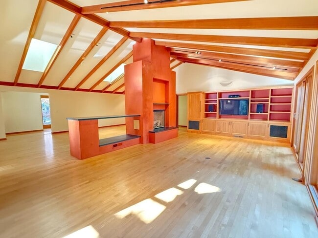 Building Photo - 335 Claremont Way