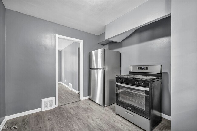 Building Photo - 420 E 222nd St