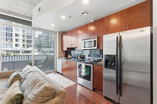 Building Photo - $500 Credit towards first month's rent if leased by April 1st. 9th Floor of Encore Building Downt...