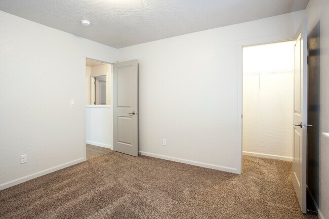Building Photo - 3027 N Sherwood Dr
