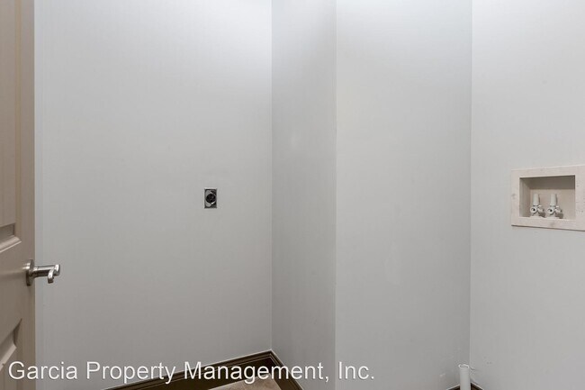 Building Photo - 8000 Ivory Ave