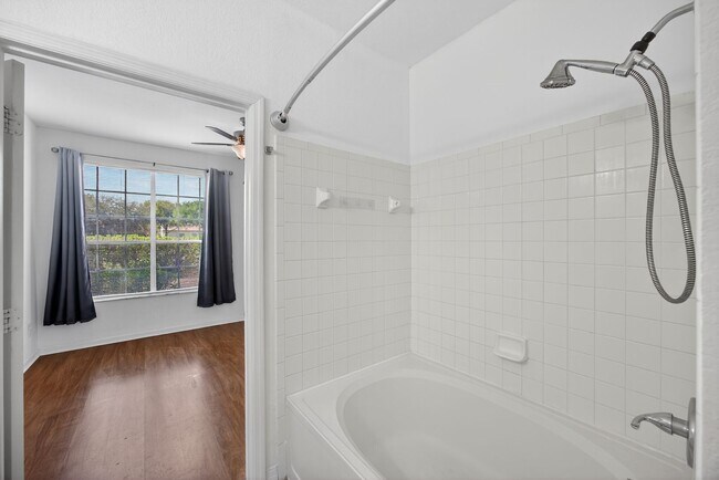 Building Photo - 13703 Richmond Park Dr N