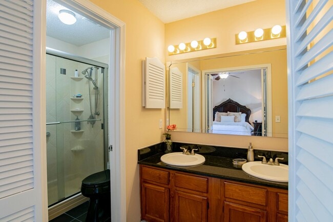 Building Photo - Well-maintained Pensacola Condo with Community Pool & Central Location