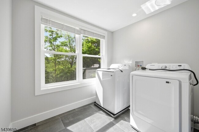Building Photo - 40 Jardine Rd