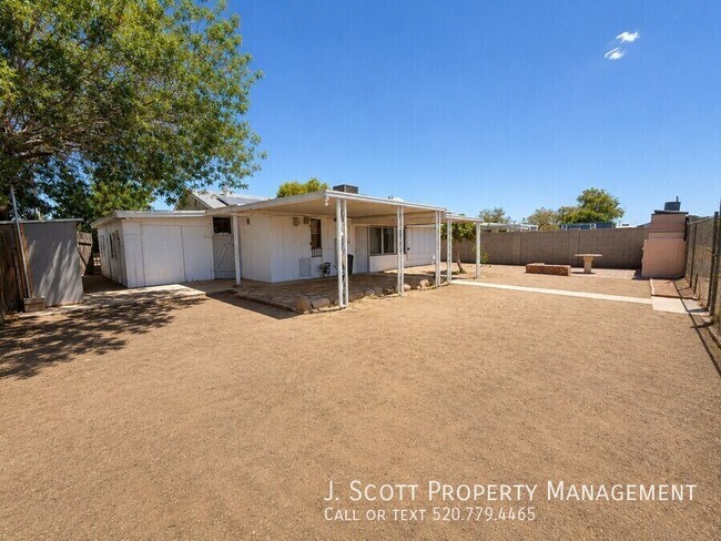 Building Photo - 2801 W Glenrosa Ave