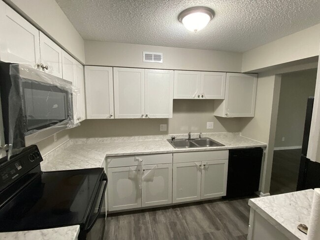 Building Photo - 611 Pine Ridge Pl