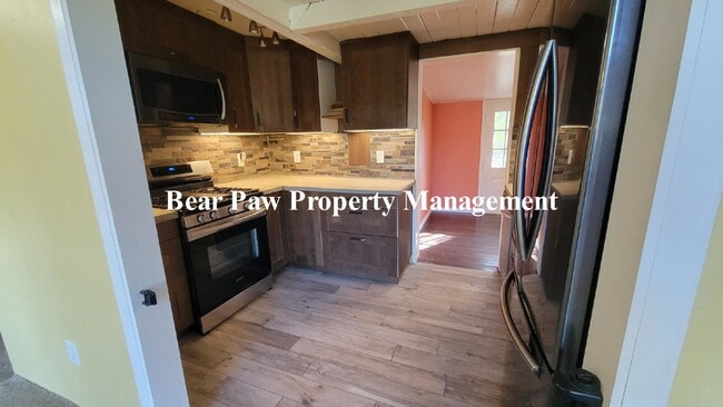 Building Photo - "Charming 2-Bedroom Retreat in Beautiful B...