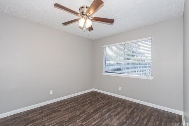 Building Photo - 19 E Laramie Dr