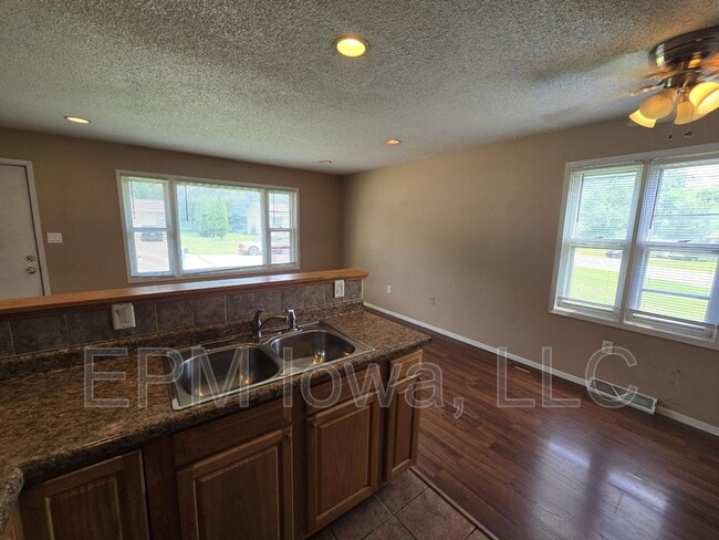 Building Photo - 1405 Robin Rd
