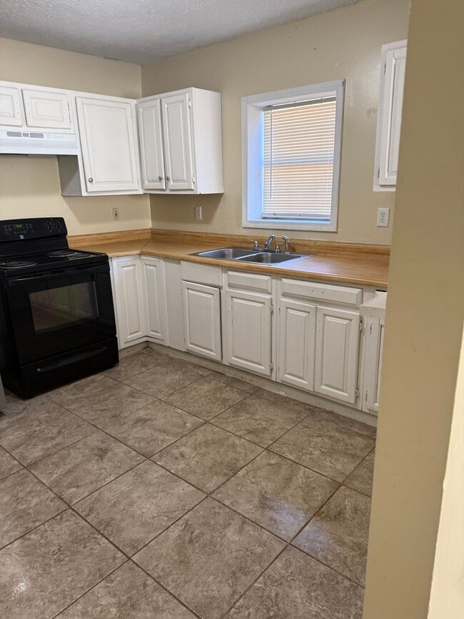 Building Photo - Oak Ridge 37830 - 2 bedroom, 1 bath apartment - Contact Lisa Vineyard and Shannon Russell (865) 2...