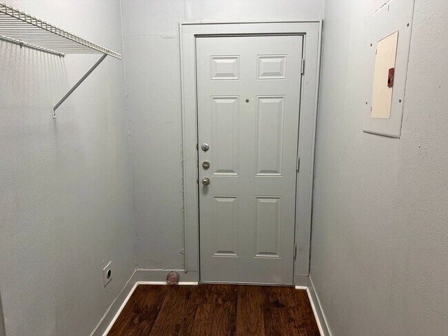 Building Photo - 1818 Collins Ave