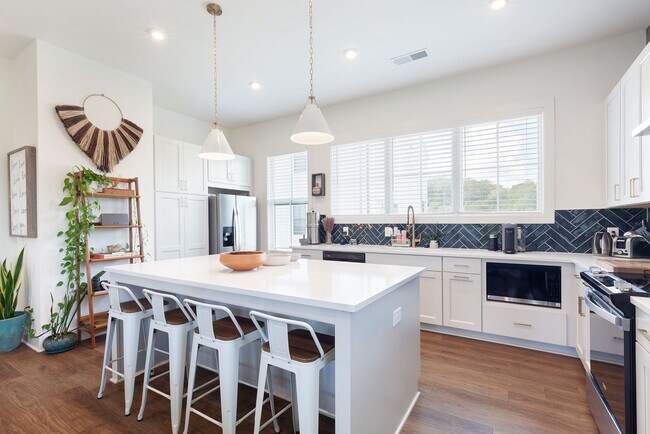Building Photo - Stylish End-Unit Townhome Minutes From Gra...