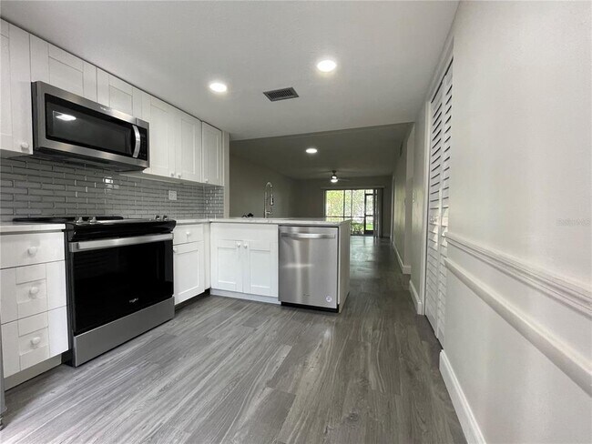 Building Photo - 211 Pine Ct